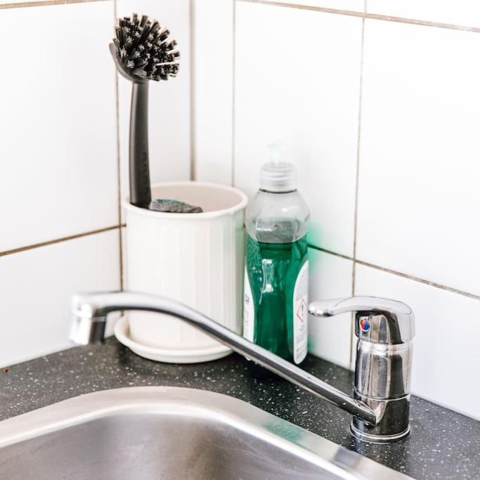 Komplett Neu: 2-Zi Zentral Im Altbau. 24H-Checkin 基尔 外观 照片